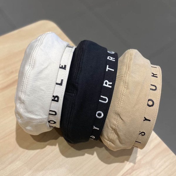 Női barett típusú sapka hímzéssel