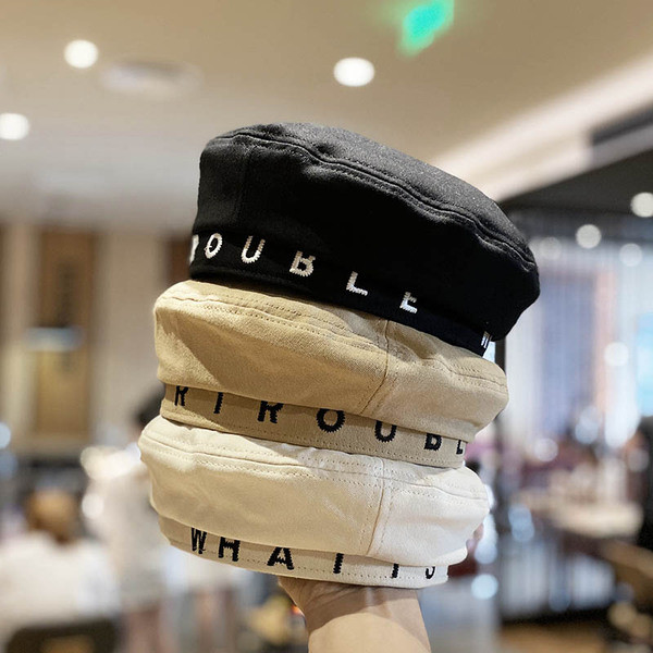 Női barett típusú sapka hímzéssel