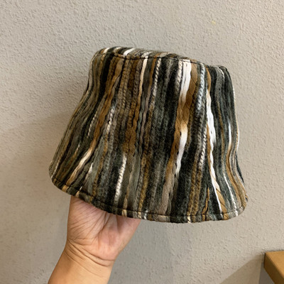 Ριγέ χρωματιστό γυναικείο καπέλο σε στυλ ρετρό