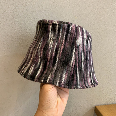 Ριγέ χρωματιστό γυναικείο καπέλο σε στυλ ρετρό