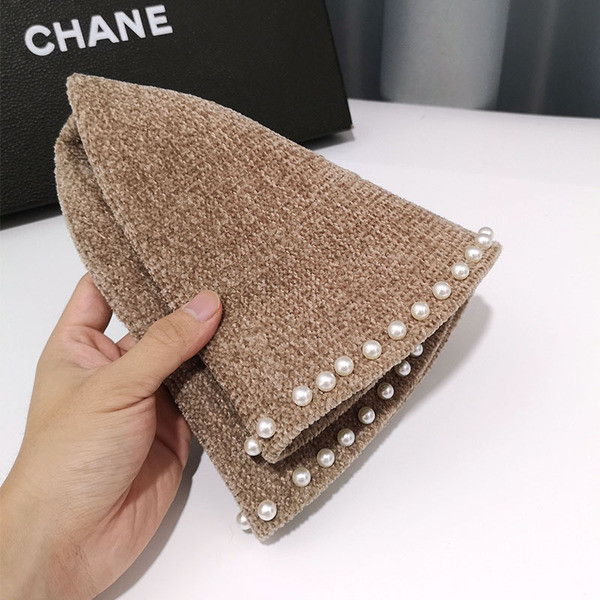 Retro stílusú női sapka gyöngyökkel