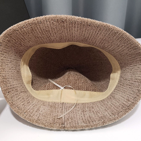 Retro stílusú női sapka gyöngyökkel