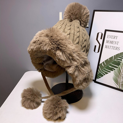 Női téli kötött sapka tollal és nyakkendővel