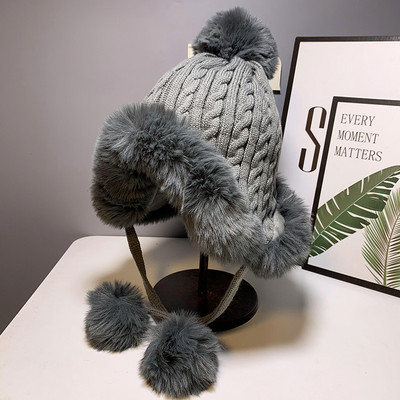 Női téli kötött sapka tollal és nyakkendővel