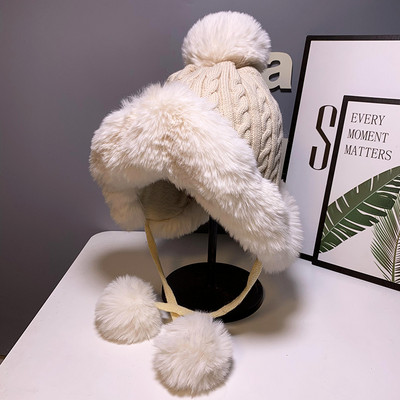 Női téli kötött sapka tollal és nyakkendővel