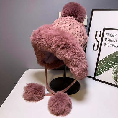 Női téli kötött sapka tollal és nyakkendővel