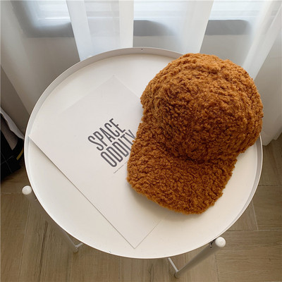 Μοντέρνο καπέλο με γείσο