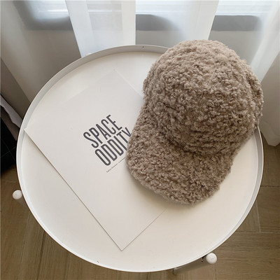 Μοντέρνο καπέλο με γείσο