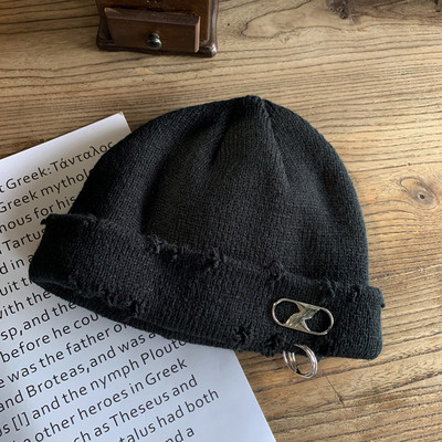 Γυναικείο μάλλινο καπέλο με μεταλλικά στοιχεία