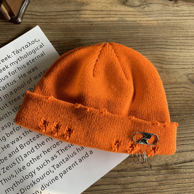 Γυναικείο μάλλινο καπέλο με μεταλλικά στοιχεία