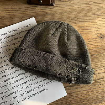 Γυναικείο μάλλινο καπέλο με μεταλλικά στοιχεία