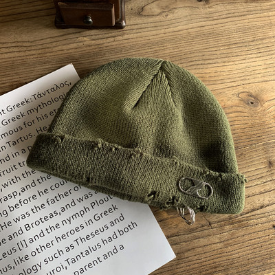 Γυναικείο μάλλινο καπέλο με μεταλλικά στοιχεία