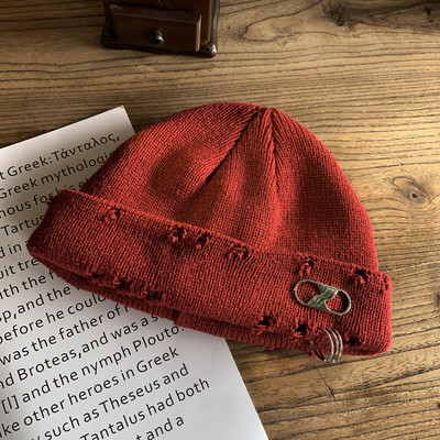 Γυναικείο μάλλινο καπέλο με μεταλλικά στοιχεία