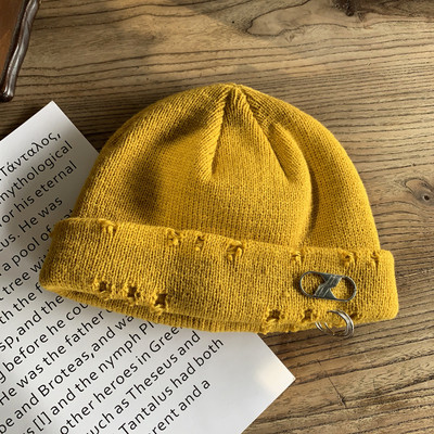 Γυναικείο μάλλινο καπέλο με μεταλλικά στοιχεία