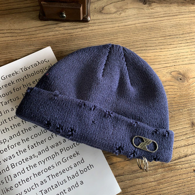 Γυναικείο μάλλινο καπέλο με μεταλλικά στοιχεία