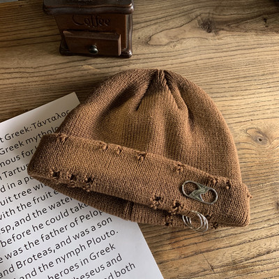 Γυναικείο μάλλινο καπέλο με μεταλλικά στοιχεία