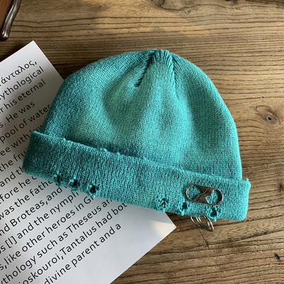 Γυναικείο μάλλινο καπέλο με μεταλλικά στοιχεία