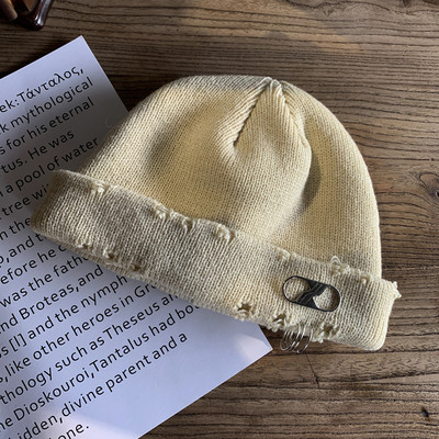 Γυναικείο μάλλινο καπέλο με μεταλλικά στοιχεία