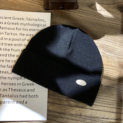 Γυναικείο μάλλινο καπέλο με μεταλλικό στοιχείο