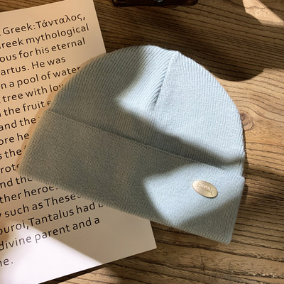 Γυναικείο μάλλινο καπέλο με μεταλλικό στοιχείο