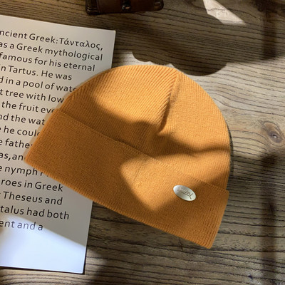 Γυναικείο μάλλινο καπέλο με μεταλλικό στοιχείο