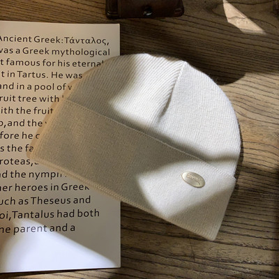 Γυναικείο μάλλινο καπέλο με μεταλλικό στοιχείο