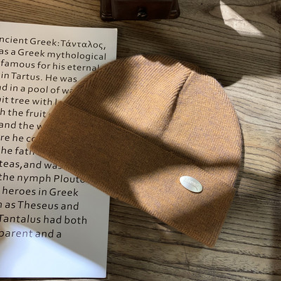 Γυναικείο μάλλινο καπέλο με μεταλλικό στοιχείο