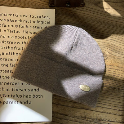 Γυναικείο μάλλινο καπέλο με μεταλλικό στοιχείο