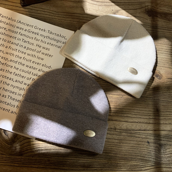 Γυναικείο μάλλινο καπέλο με μεταλλικό στοιχείο