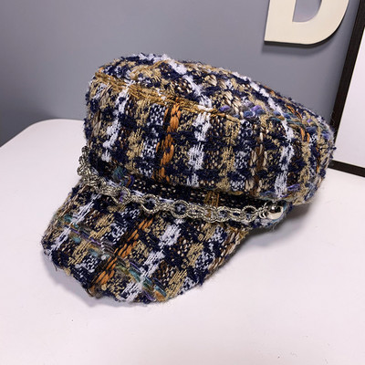 Kockás női sapka napellenzővel és fémlánccal