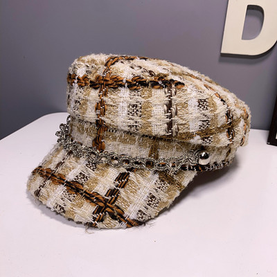 Kockás női sapka napellenzővel és fémlánccal