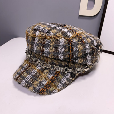 Kockás női sapka napellenzővel és fémlánccal