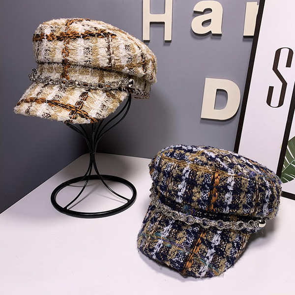 Kockás női sapka napellenzővel és fémlánccal