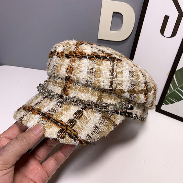 Kockás női sapka napellenzővel és fémlánccal