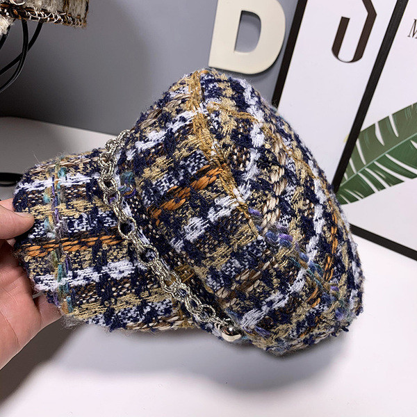 Kockás női sapka napellenzővel és fémlánccal