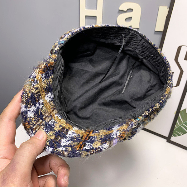 Kockás női sapka napellenzővel és fémlánccal