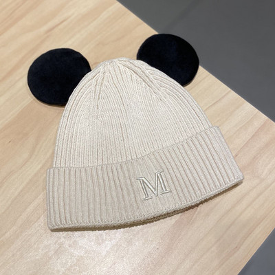 Πλεκτό γυναικείο καπέλο με κέντημα και τρισδιάστατο στοιχείο