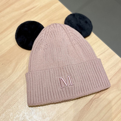 Πλεκτό γυναικείο καπέλο με κέντημα και τρισδιάστατο στοιχείο