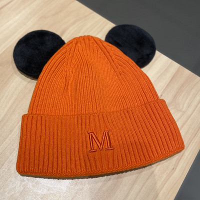 Πλεκτό γυναικείο καπέλο με κέντημα και τρισδιάστατο στοιχείο