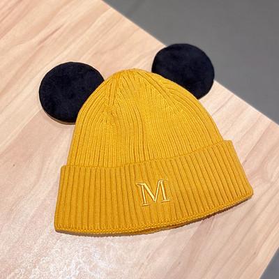 Πλεκτό γυναικείο καπέλο με κέντημα και τρισδιάστατο στοιχείο