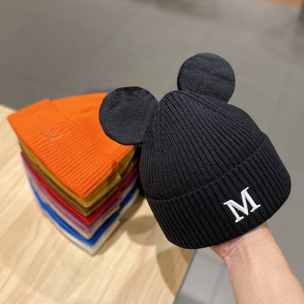 Πλεκτό γυναικείο καπέλο με κέντημα και τρισδιάστατο στοιχείο