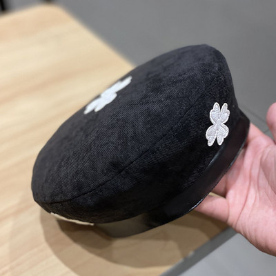 Női barett típusú sapka lóherével