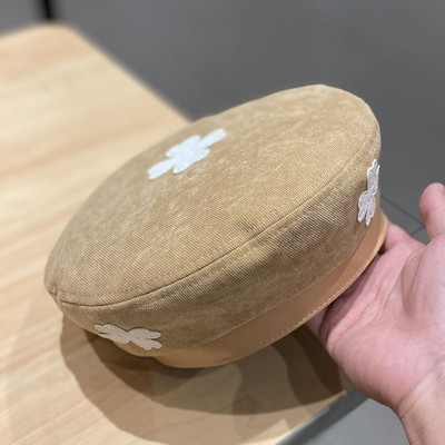 Női barett típusú sapka lóherével