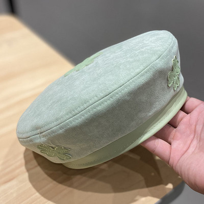 Női barett típusú sapka lóherével