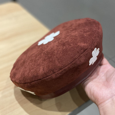 Női barett típusú sapka lóherével