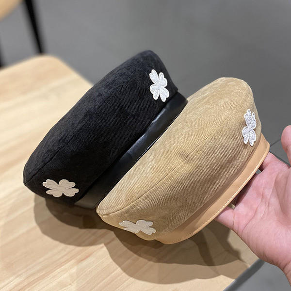 Női barett típusú sapka lóherével