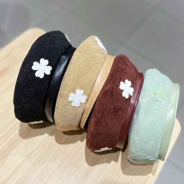 Női barett típusú sapka lóherével