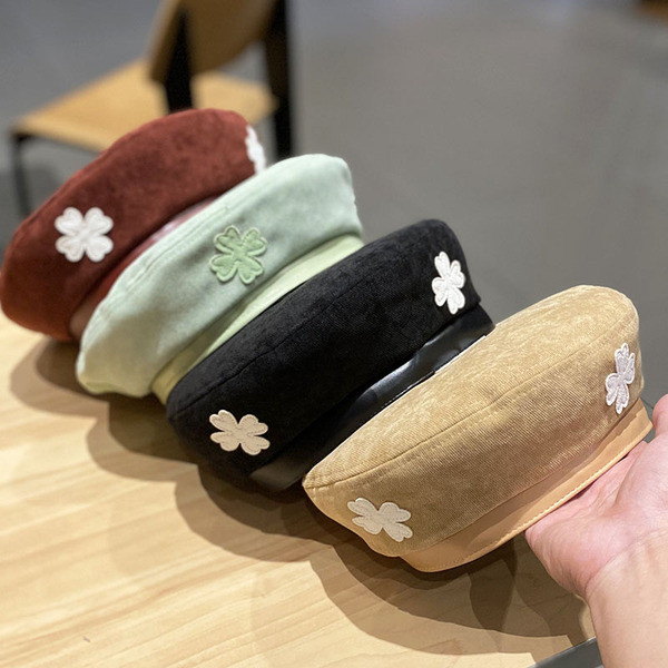 Női barett típusú sapka lóherével