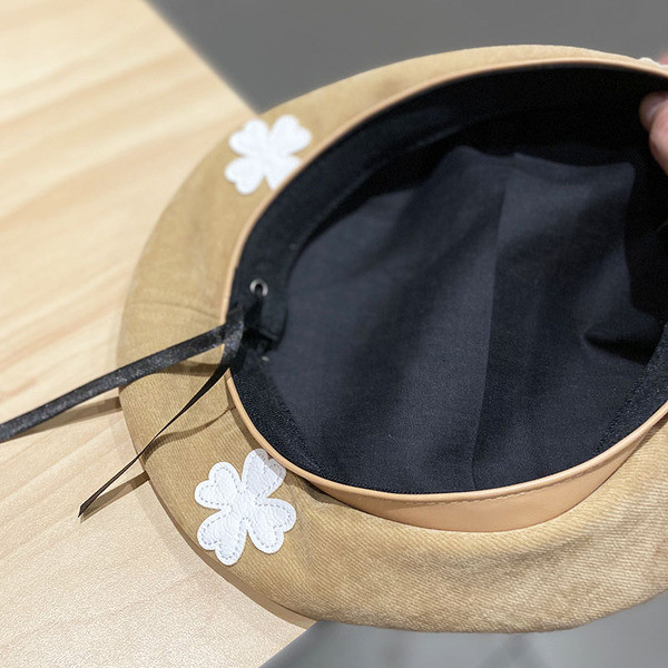 Női barett típusú sapka lóherével