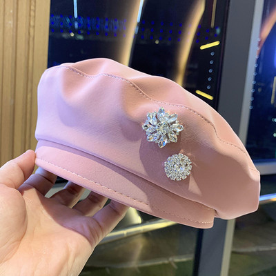 Stílusos női barett típusú kalap díszítéssel